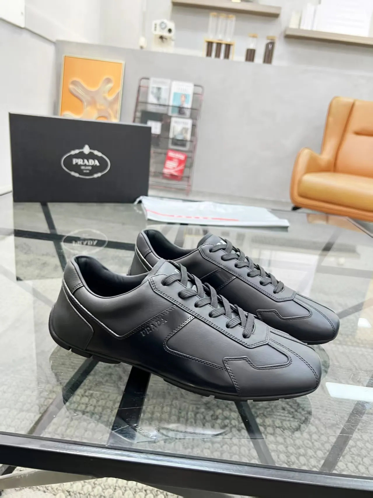 P400 38-45 Prada Prada’s new men’s leather sneakers, the highest version on the market, any comparison is welcome🆚! The original leather has excellent texture and is super high-end! Fetal sheep net lining imported from Italy, removable pad! Luxurious materials and fine workmanship, highly recommended!